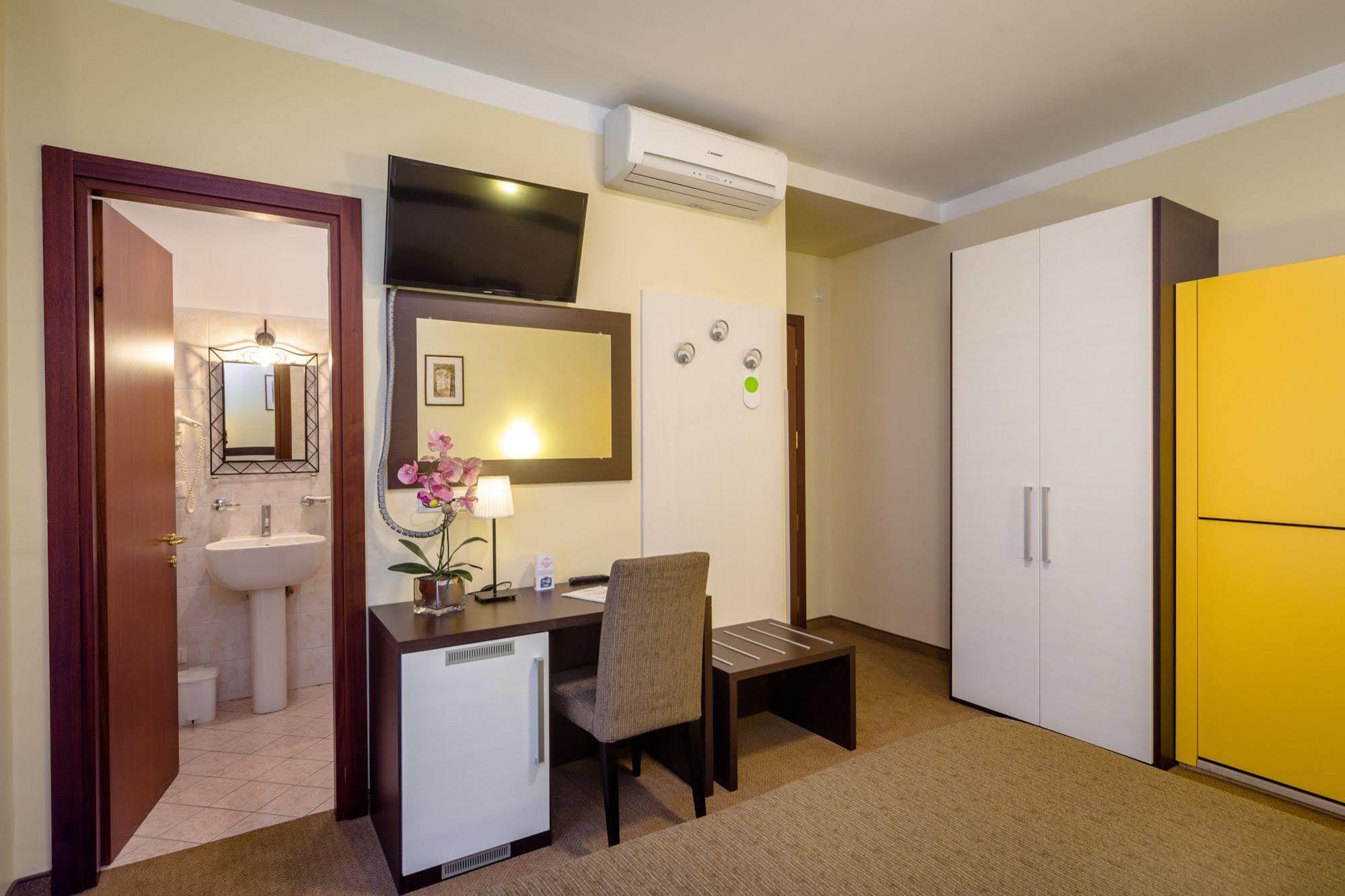Hotel Boccascena ジェノヴァ エクステリア 写真